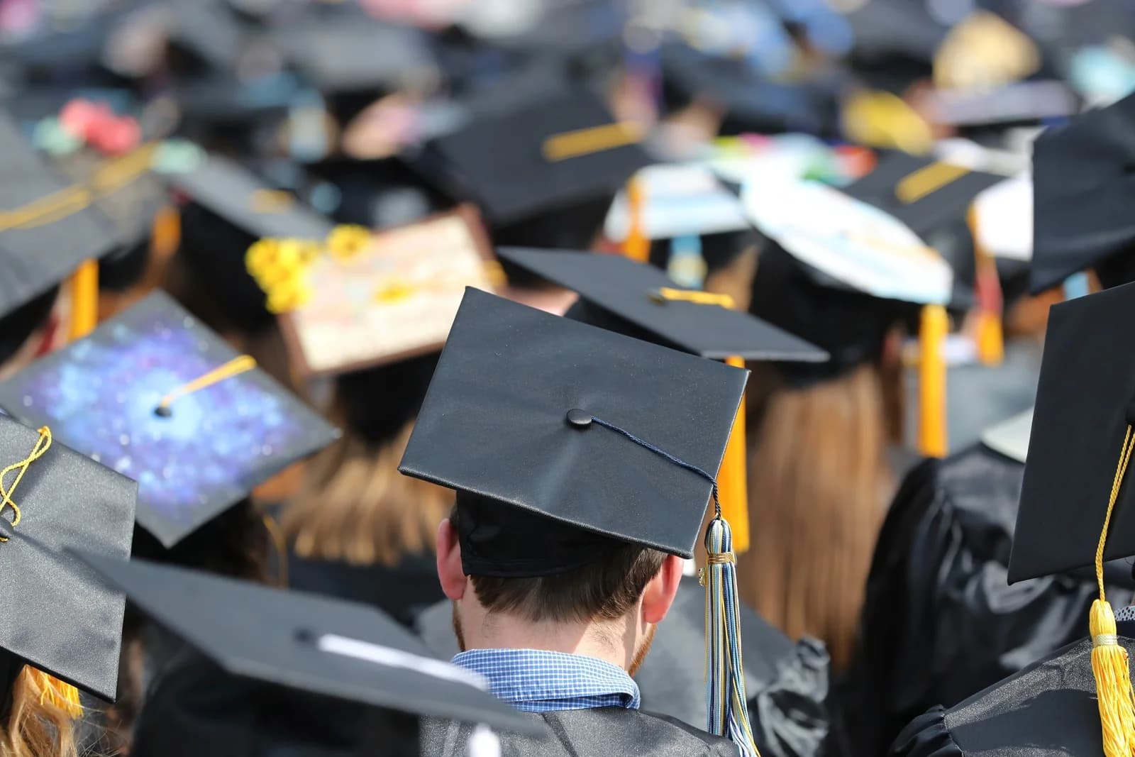 Personas graduadas durante una ceremonia académica