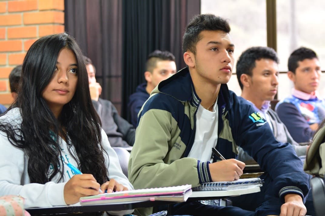 Estudiantes participan en una actividad académica en Colombia